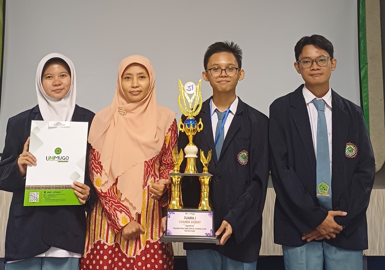 Tim Debat MAN 2 Kebumen Sabet Juara 1