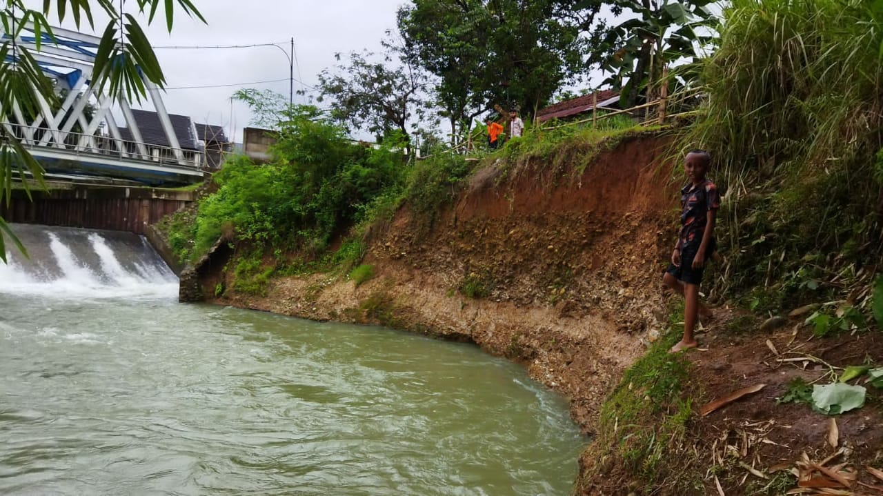 Erosi Tebing Kali Reja Area Jembatan Rel Kereta Api di Kelurahan Sumpiuh Meluas