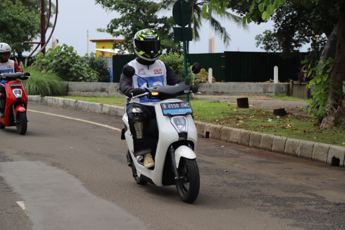 Pahami! Inilah 6 Alasan Pentingnya Menjaga Keselamatan Saat Berkendara Menggunakan Motor Listrik