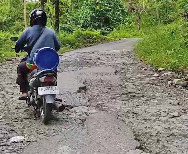 Jalur Krakal-Pujotirto Tak Kunjung Diperbaiki