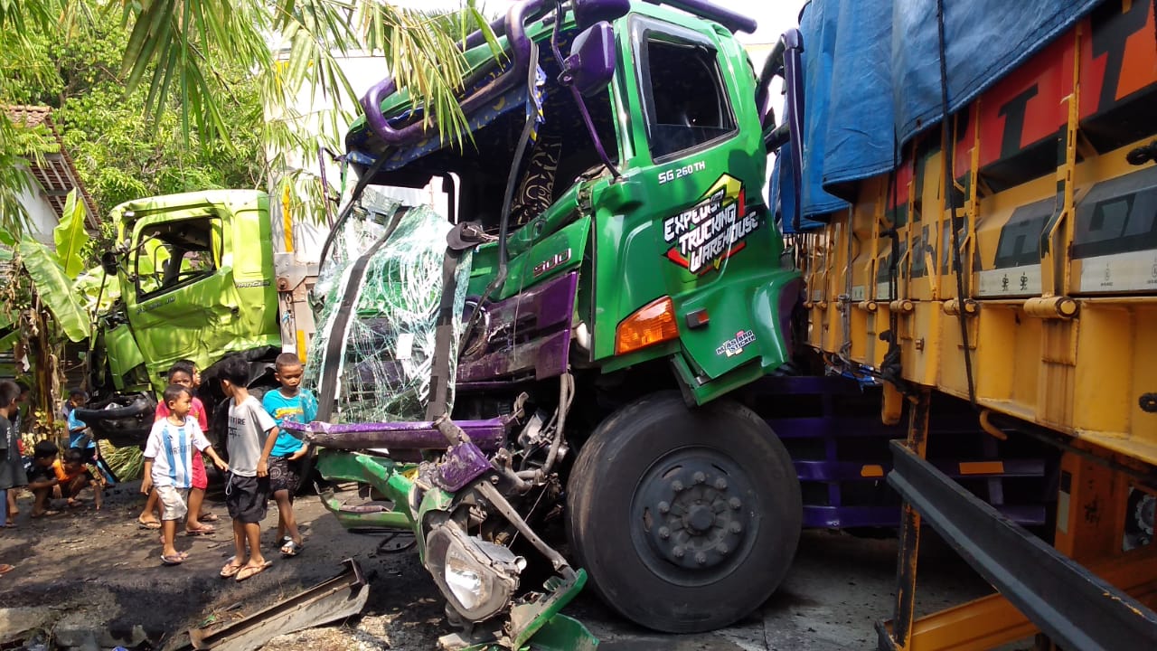 Adu Banteng Tronton Versus Trailer di Jalur Lingkar Utara Banyumas