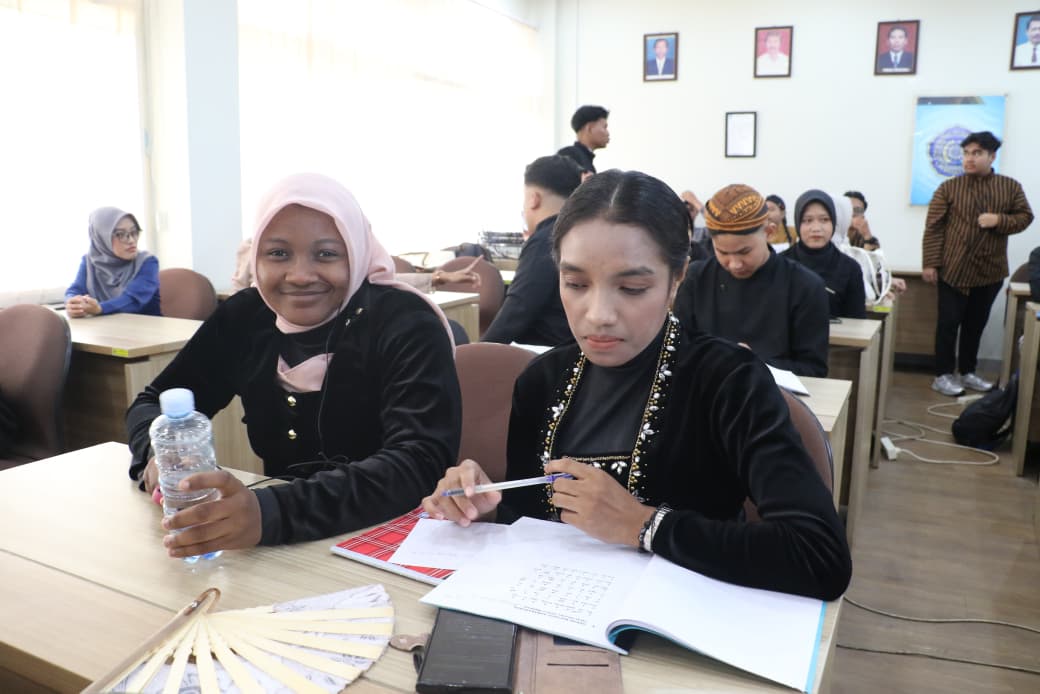 UMP Perkuat Internasionalisasi Budaya Melalui Penampilan Macapat Mahasiswa PGSD dan BIPA