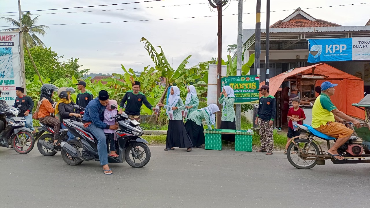 Ansor Banser Ranting Desa Gemesekti Bagikan Takjil Gratis