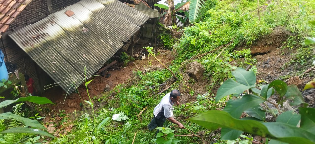 Hujan Longsorkan Sempadan Sungai Gombong