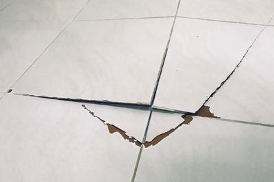 Bukan Karena Fenomena Alam, Ternyata Ini 6 Penyebab Keramik Meledak! 