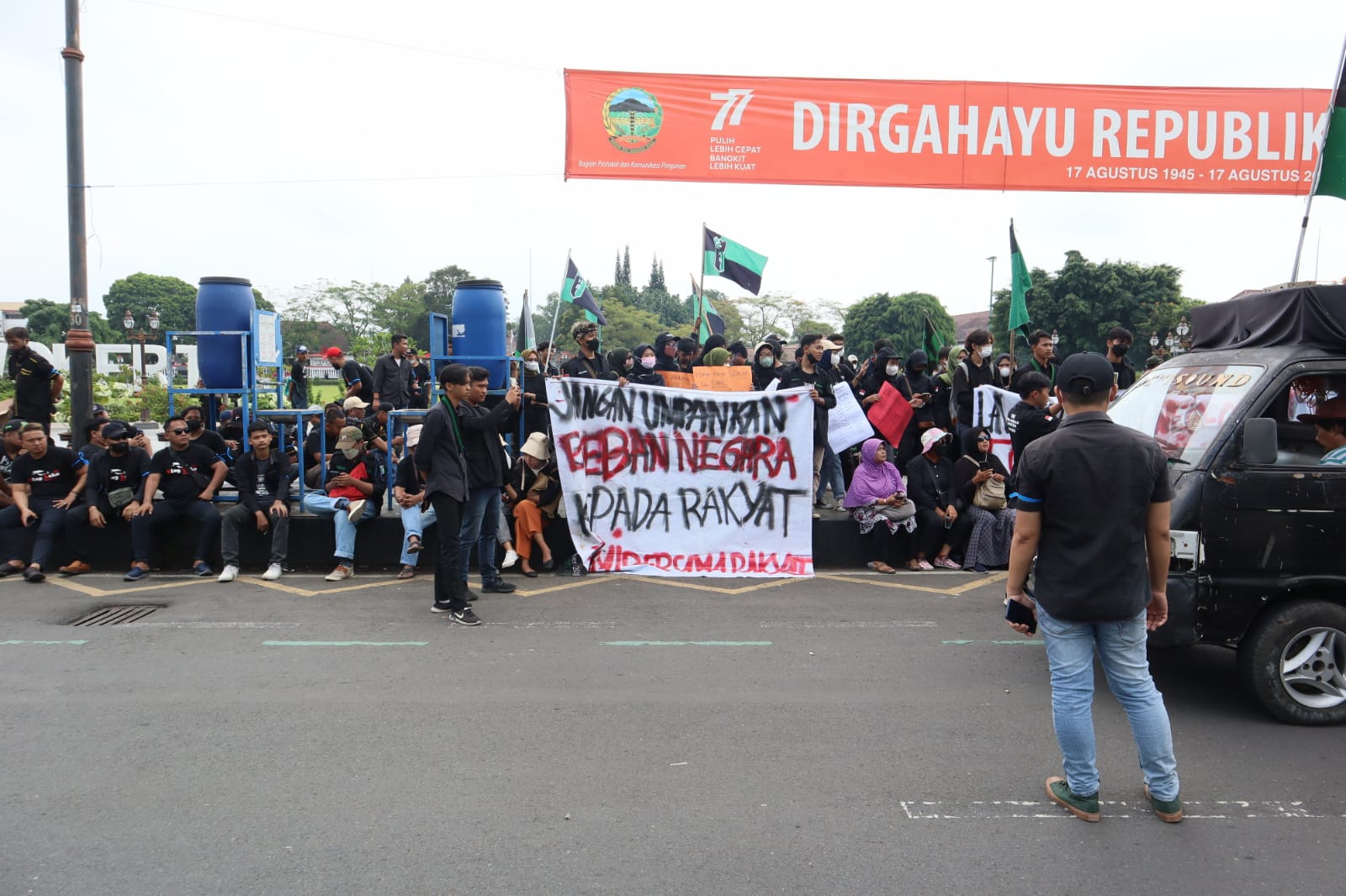 Ini Foto Demo Ojek Online di Purwokerto, Spanduk Tertulis: Jangan Umpankan Beban Negara kepada Rakyat    