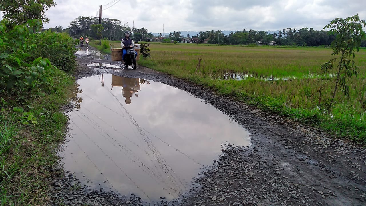 Bertahun-Tahun, Muncul Kubangan Air di Jalan Jalur Lingkar Selatan Sumpiuh-Tambak Tiap Turun Hujan 