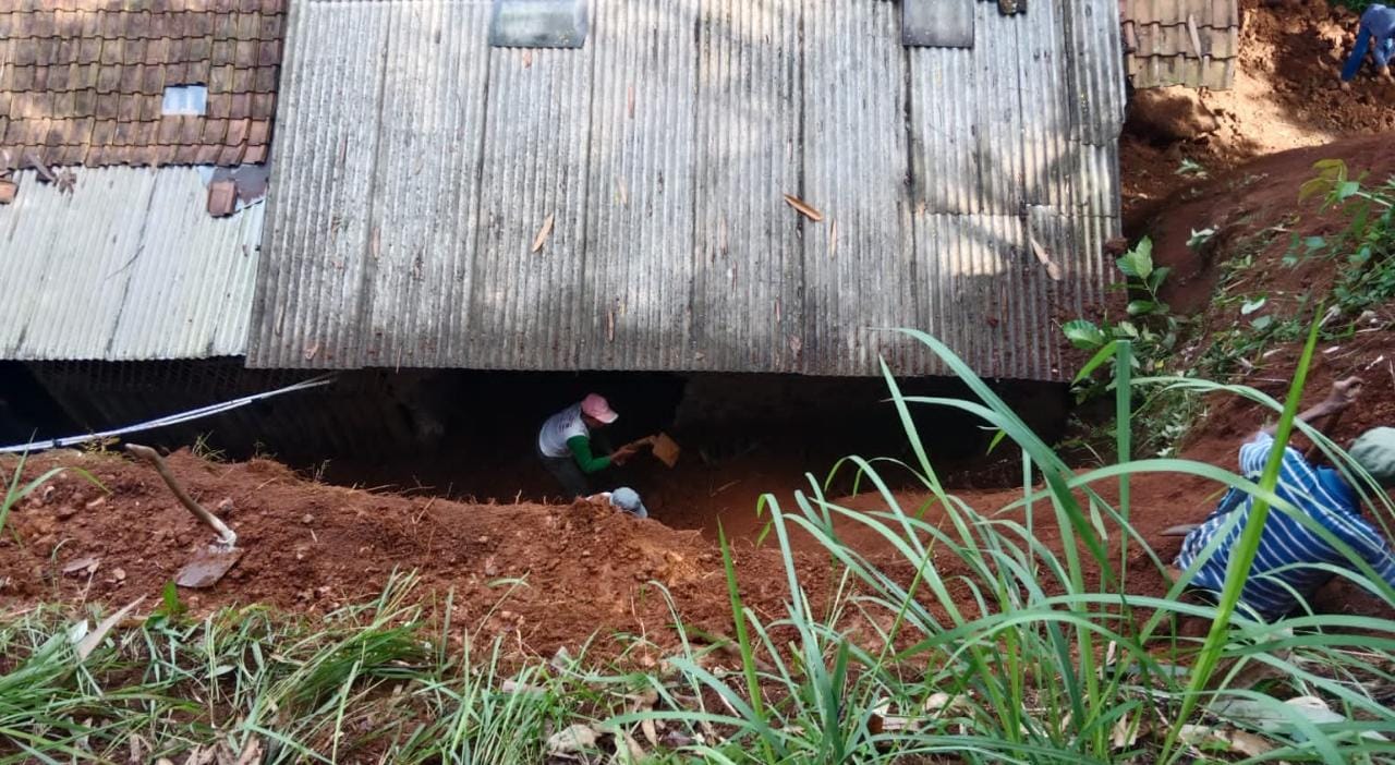 Bencana Longsor Menimpa Rumah Warga di Desa Tarisi 