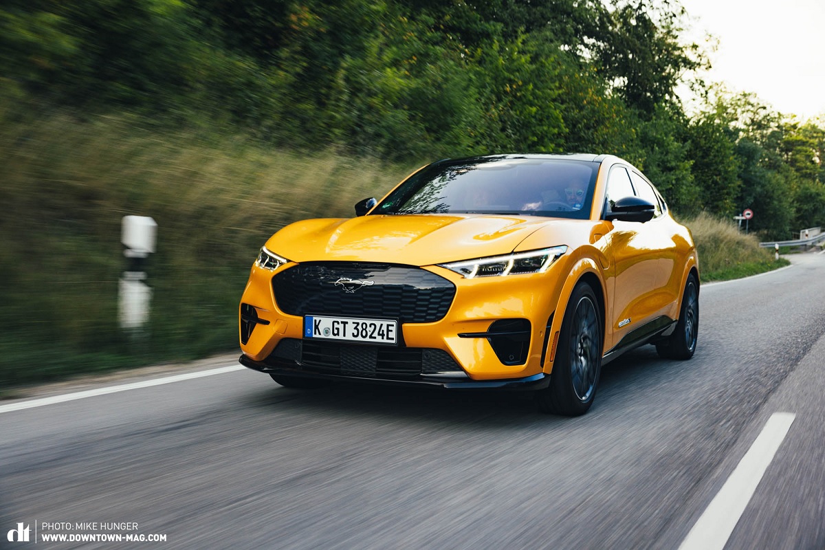 Ford Mustang Mach-E GT, Mobil SUV Sporty & AWD Lima Kursi