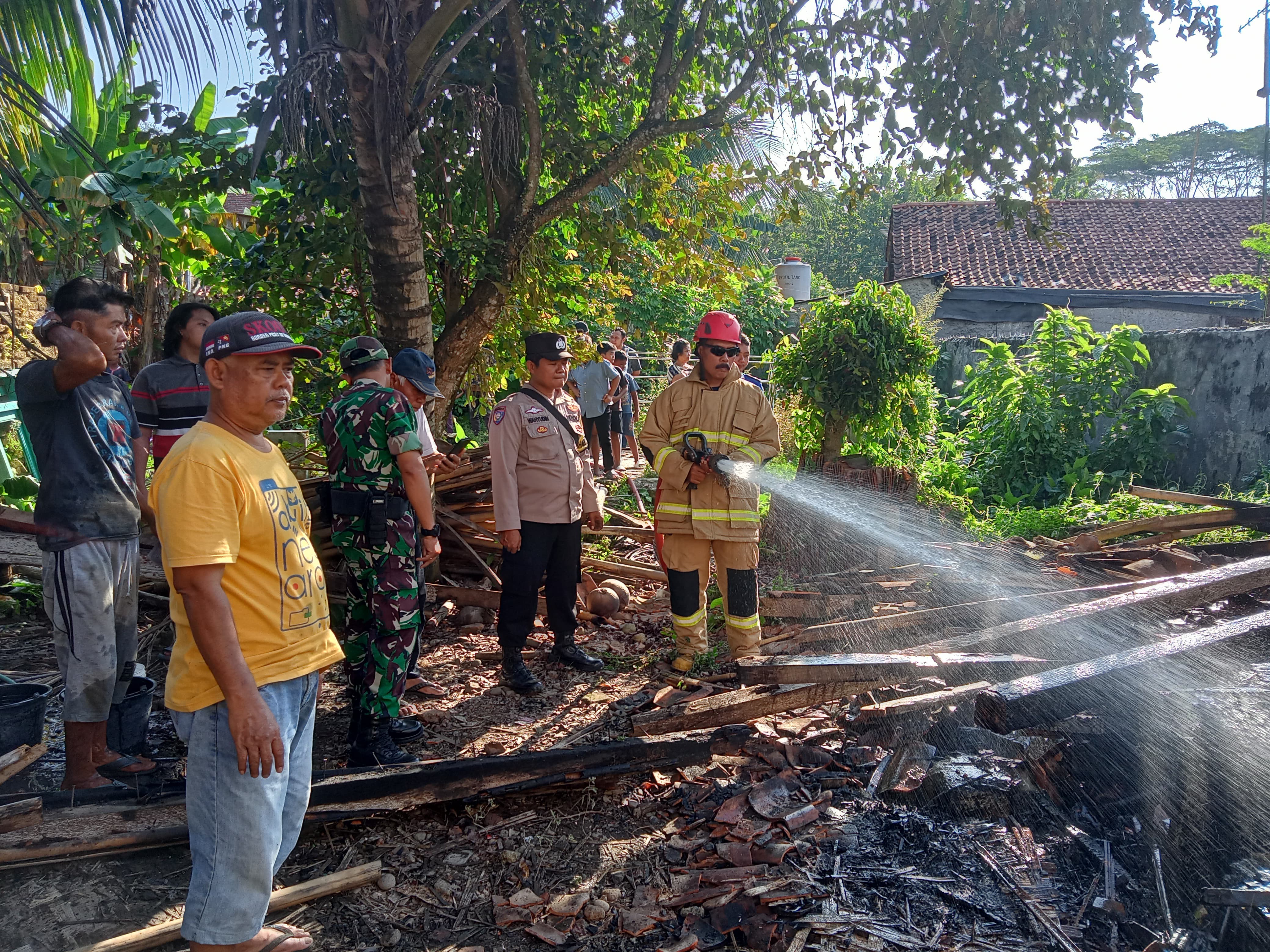 Gudang Kayu Terbakar Akibat Pembakaran Sampah, Damkar Majenang Lakukan Pendinginan