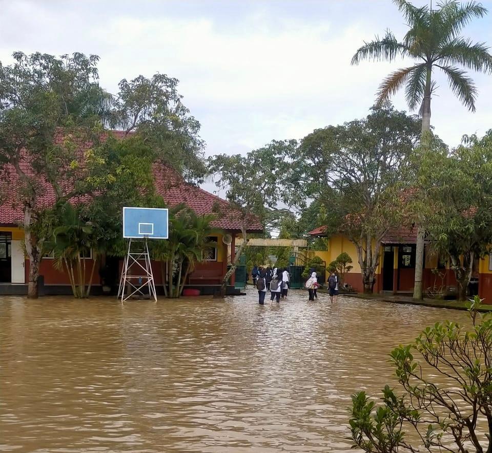  SMPN 4 Kroya Cilacap Terendam Banjir,  Siswa Terpaksa Diliburkan, Sungai Klawing Purbalingga Juga Meninggi   
