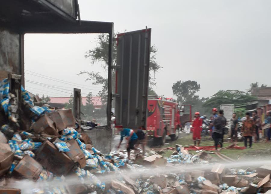 Truk Tronton Bermuatan Popok Bayi Terbakar di Jalan Raya Buntu Sampang Banyumas