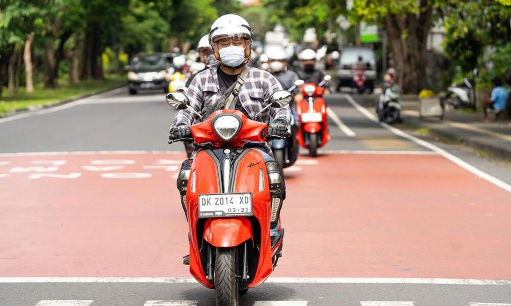 8 Tips Aman Berkendara Motor di Jalan Raya