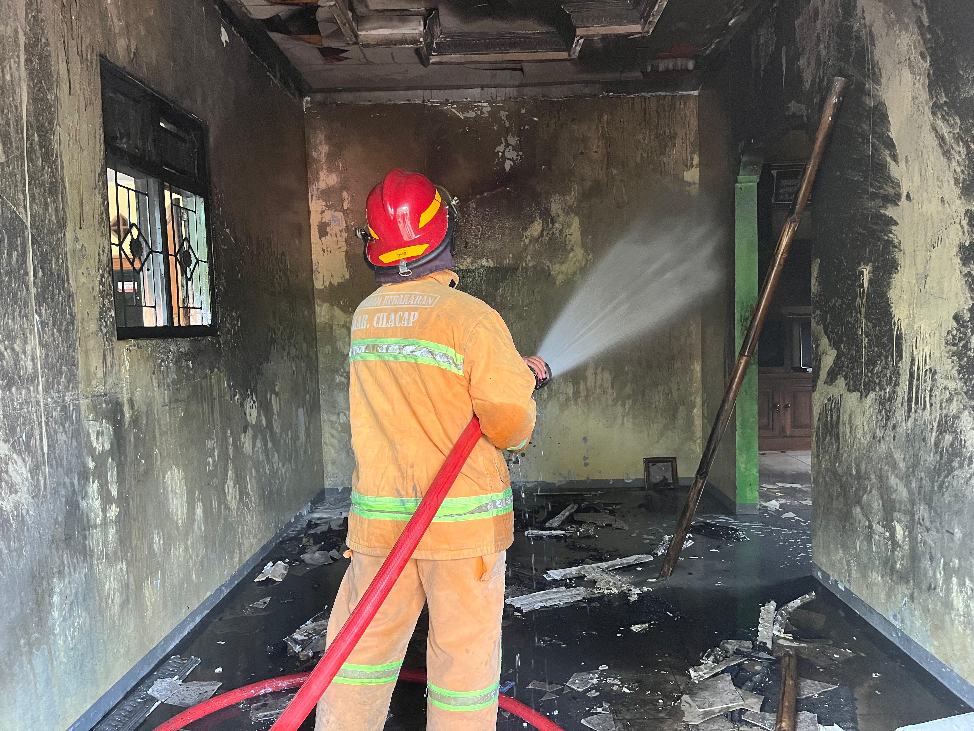 Akibat Bermain Korek Api, Rumah di Nusawungu Terbakar 