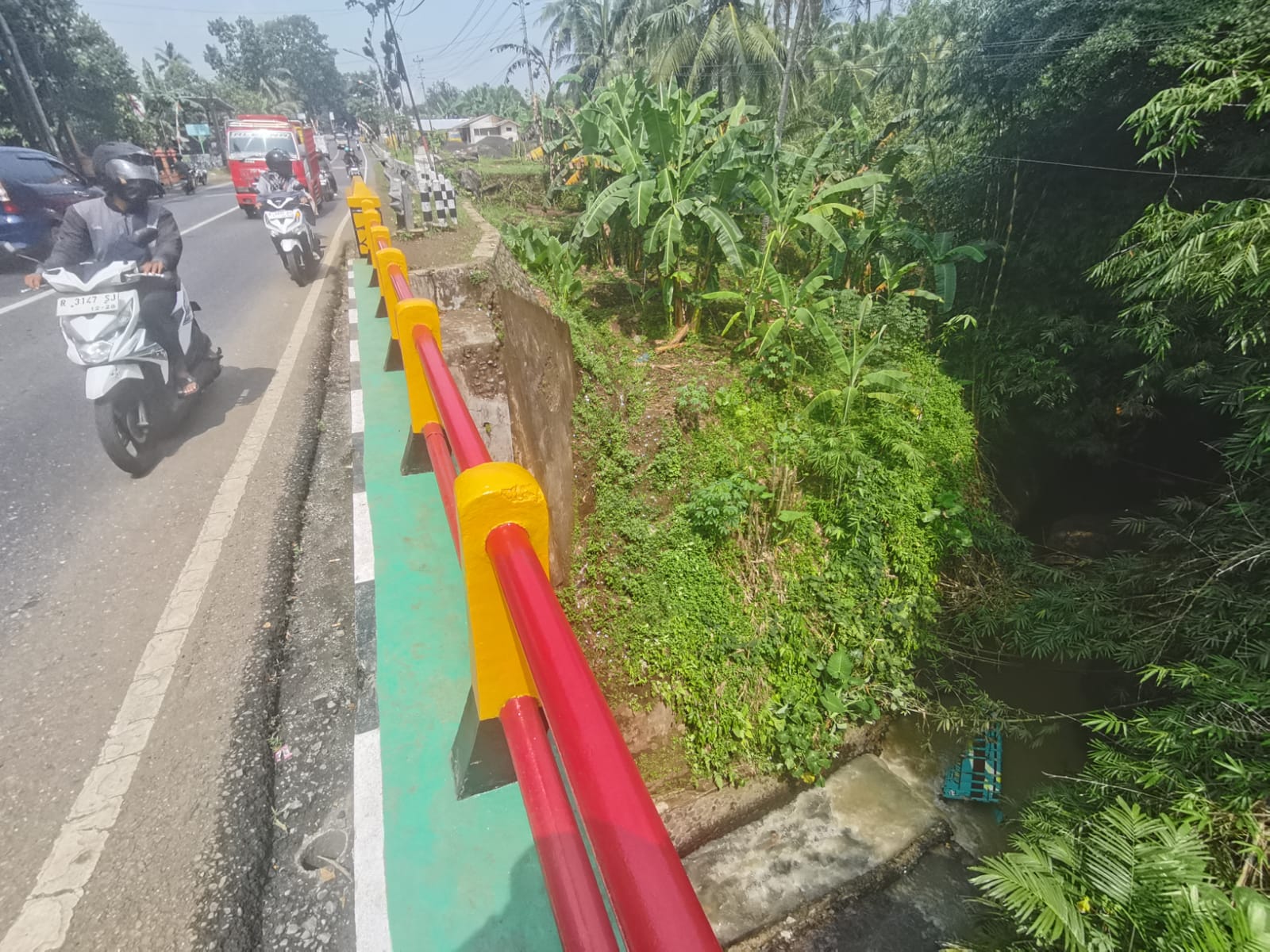 Truk Bermuatan Pohon Jagung Terjun ke Sungai di Banjarnegara