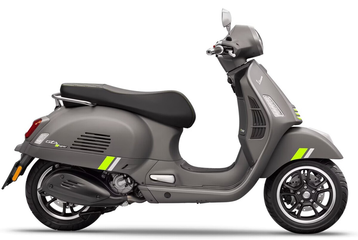 Vespa GTS Super Tech 300, Skuter Elegan yang Siap Hadapi Jalanan dengan Sistem Keamanan Lengkap 