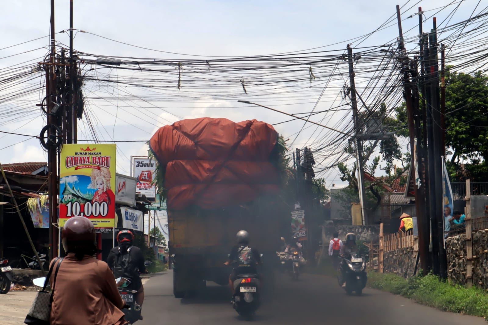 Tiang Internet Ilegal di Banyumas Bakal Ditertibkan, Bupati Perintahkan Satpol PP