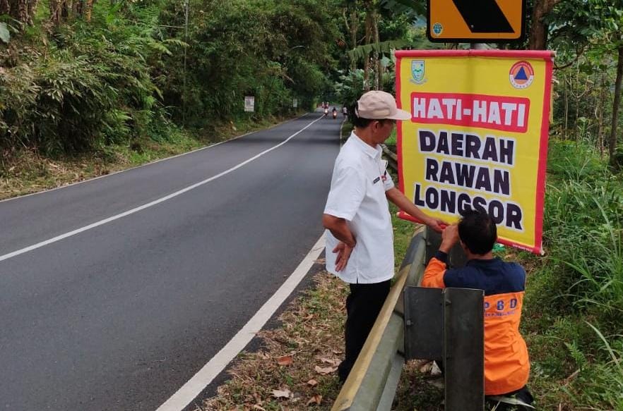 Rawan Longsor, Jalan Raya Karangreja-Bobotsari Dipasang Rambu Peringatan di 10 Titik