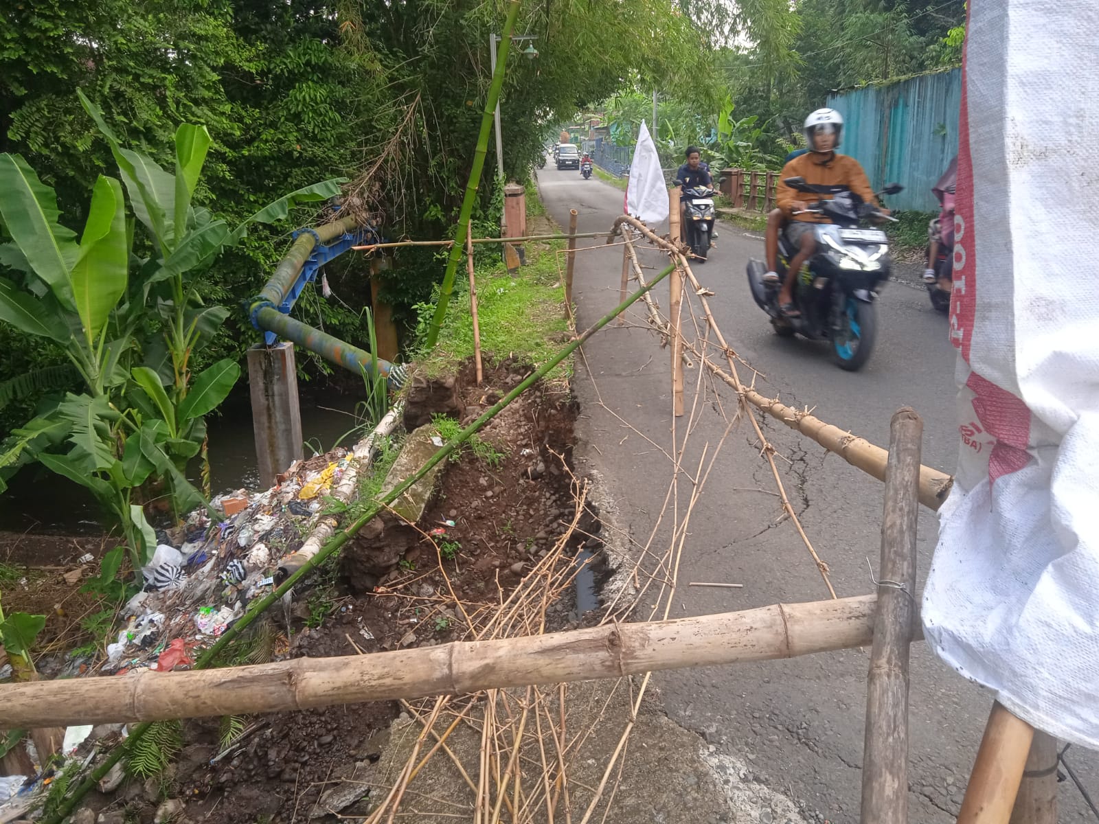 Badan Jalan Dekat Jembatan Ambrol, Ancam Ruas Jalan Klapasawit-Kedungwuluh