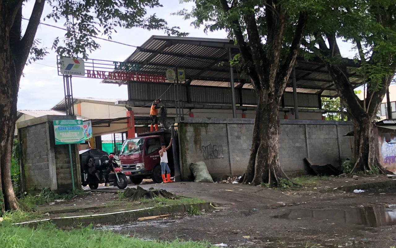 Depo Sampah Dekat Stadion Dikeluhkan Olahragawan