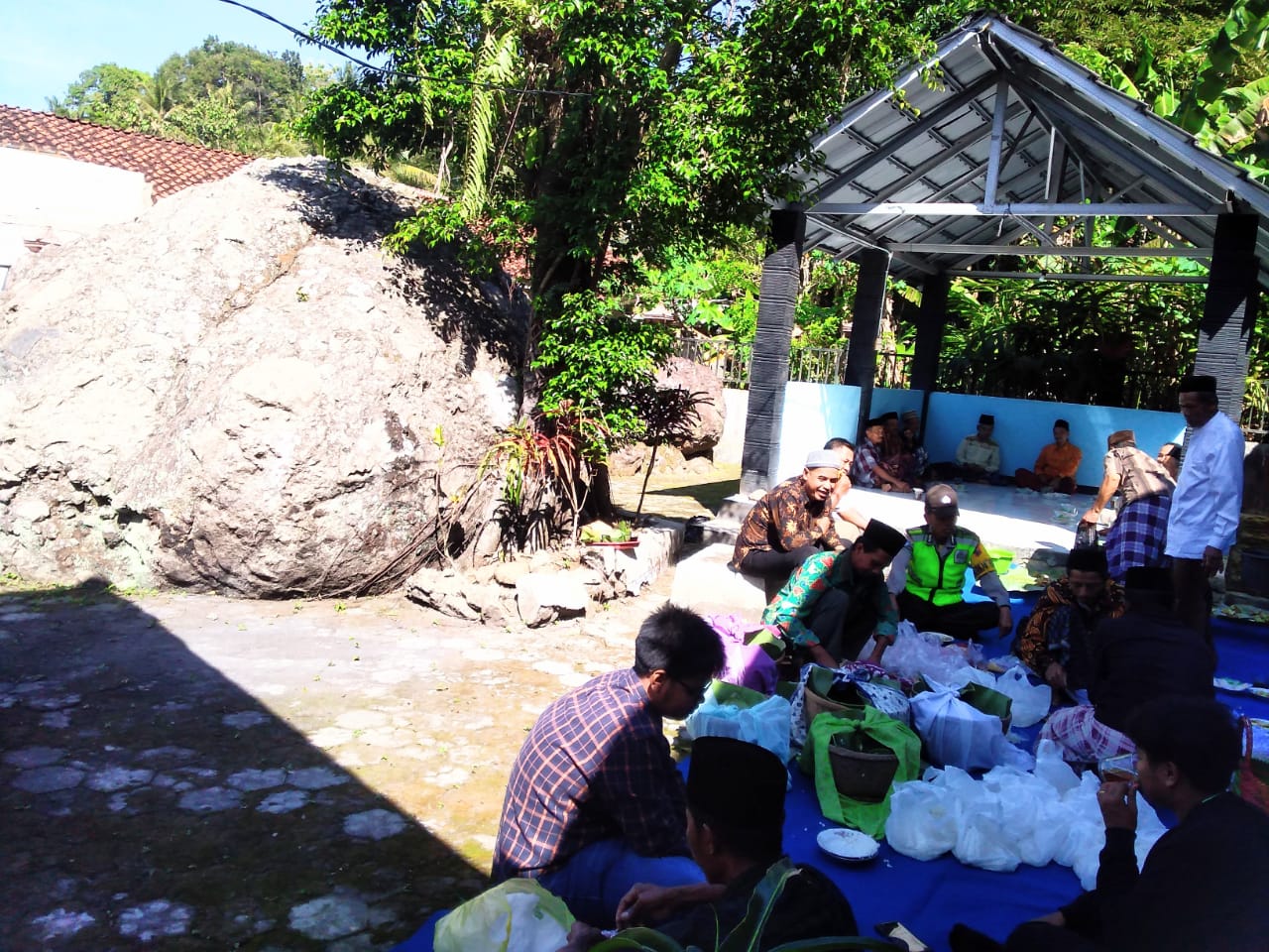 Warga Desa Watuagung Melaksanakan Tahlil di Watu Lintang, Begini Asal Muasalnya