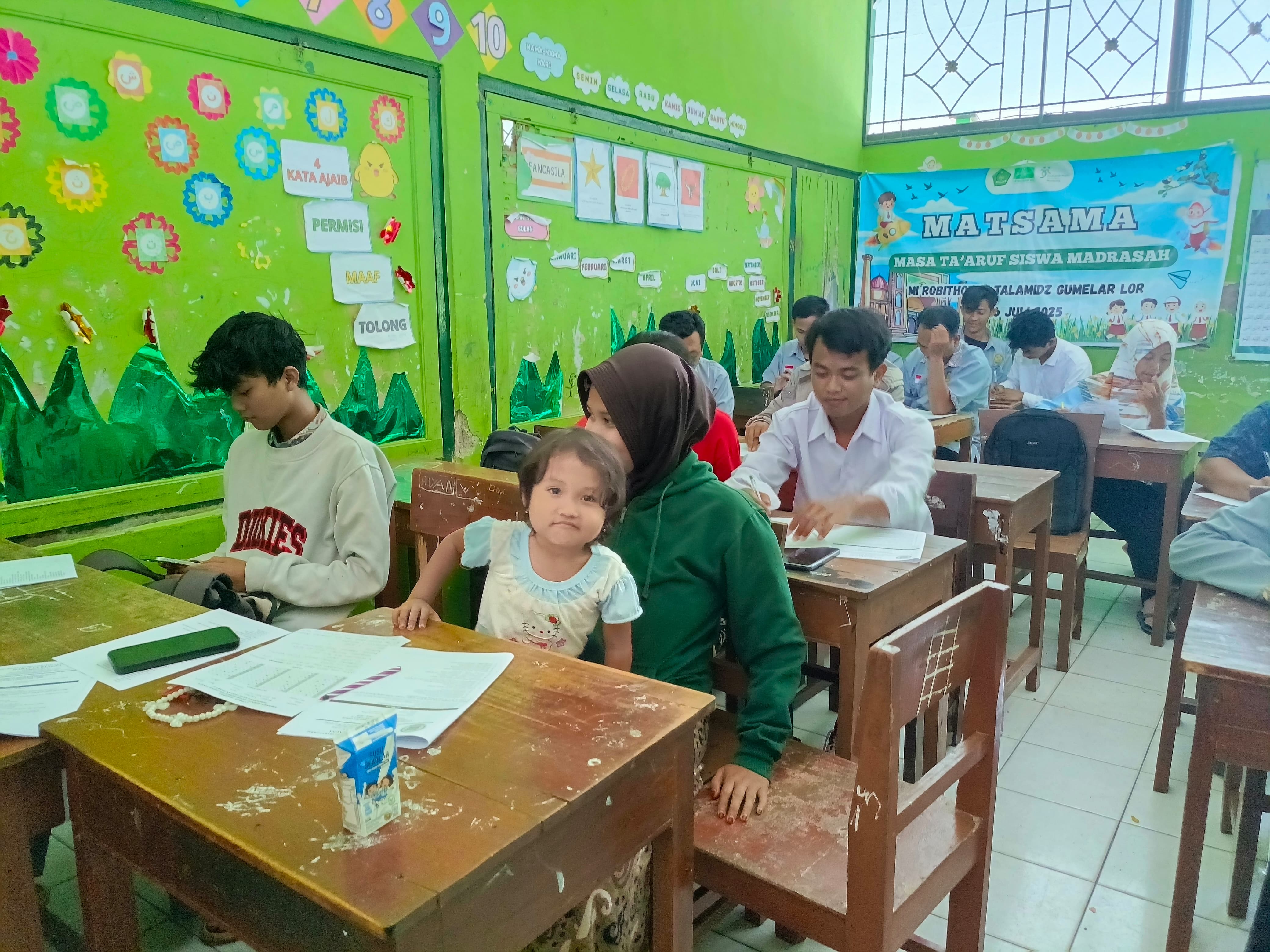 Peserta Didik Pokjar Tambak Kerjakan PSAS Sambil Asuh Anak