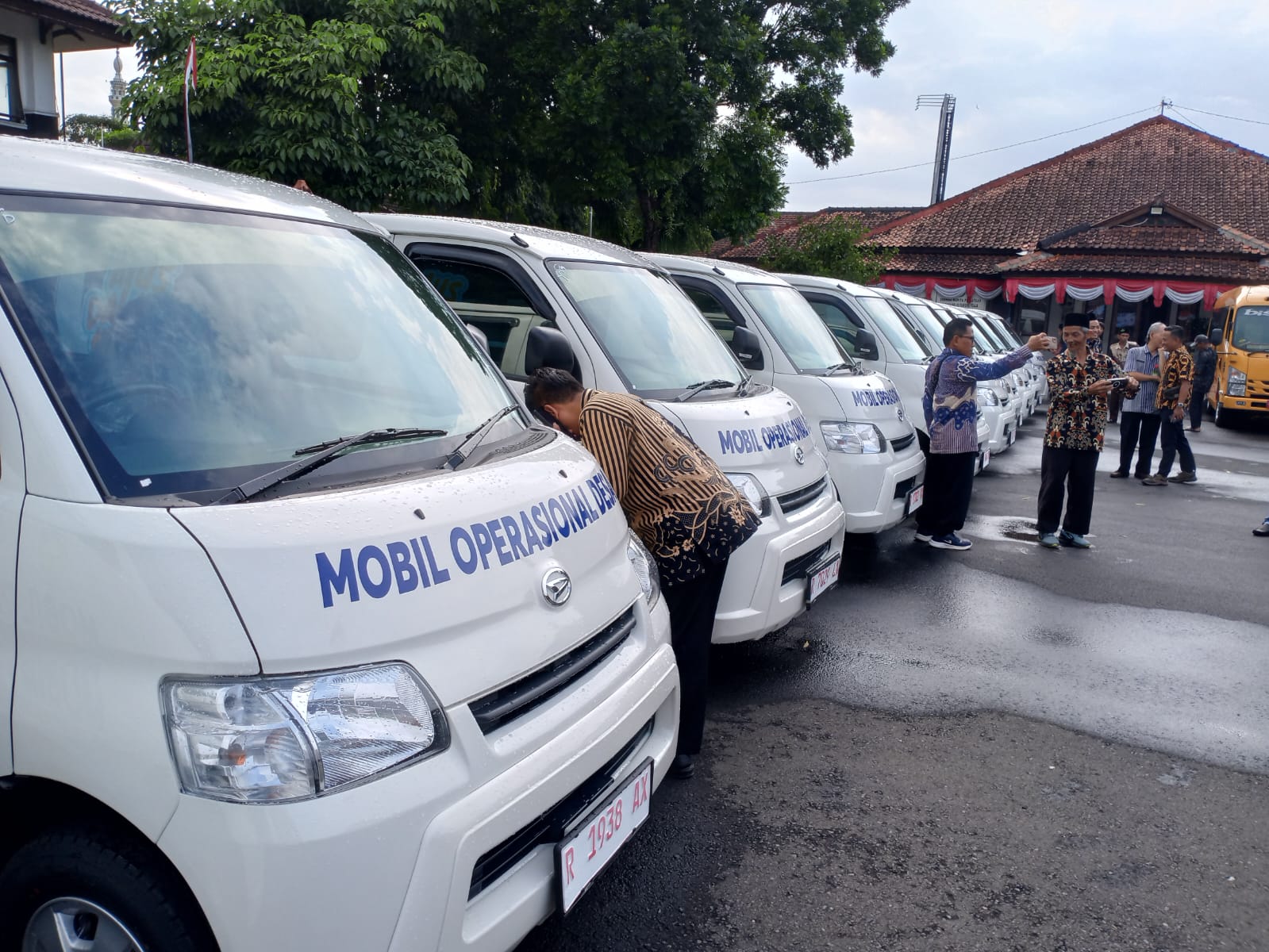Bupati Serahkan Sepuluh Unit Mobil Operasional Desa
