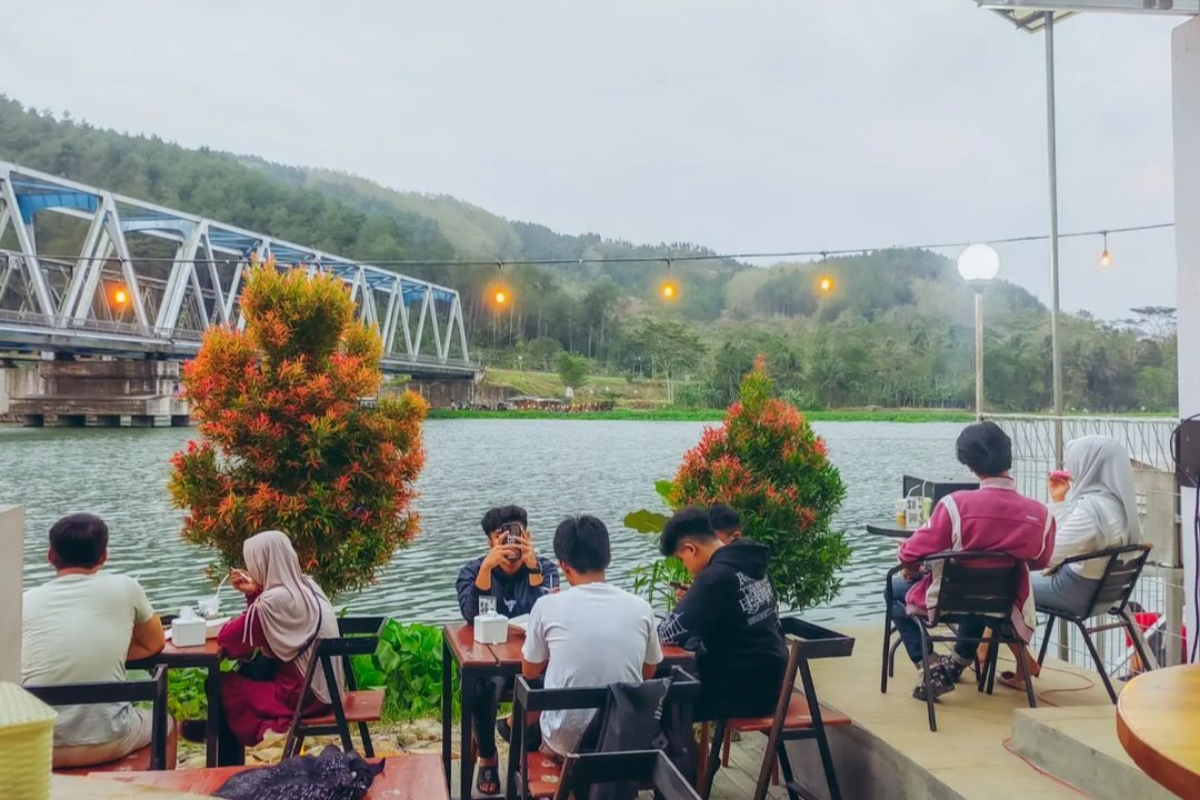 Melipir ke Cafe View Sungai di Purwokerto, Pengalaman Bersantap yang Tak Terlupakan!