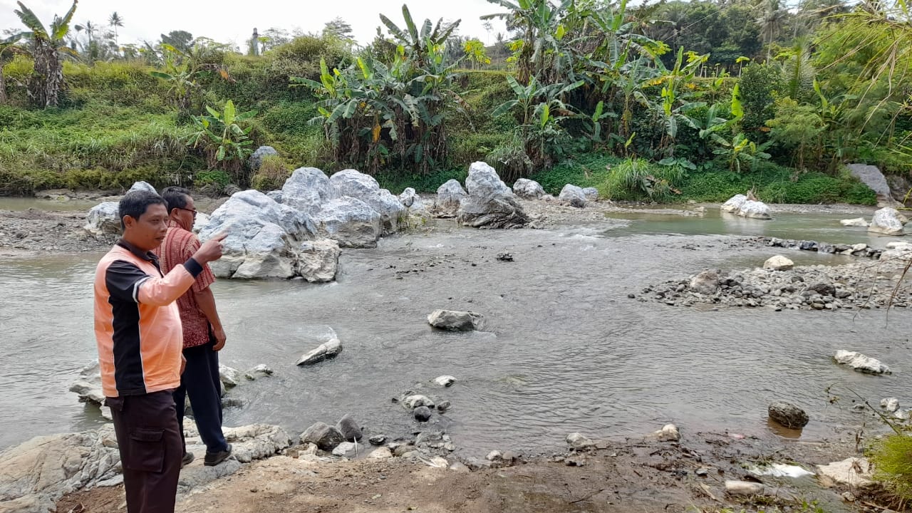Viral, Air Kali Sapi di Banjarnegara Berubah Menjadi Berwarna Putih