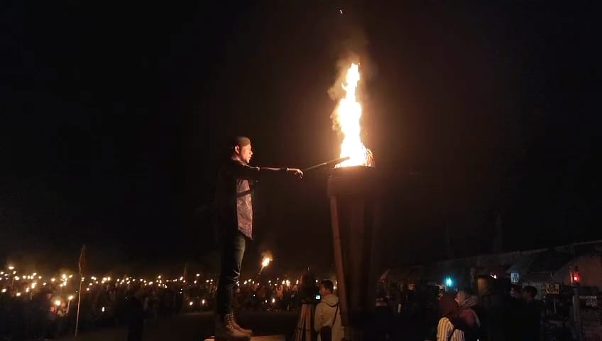 Menyulut Cahaya Harapan, Membakar Dosa Lama