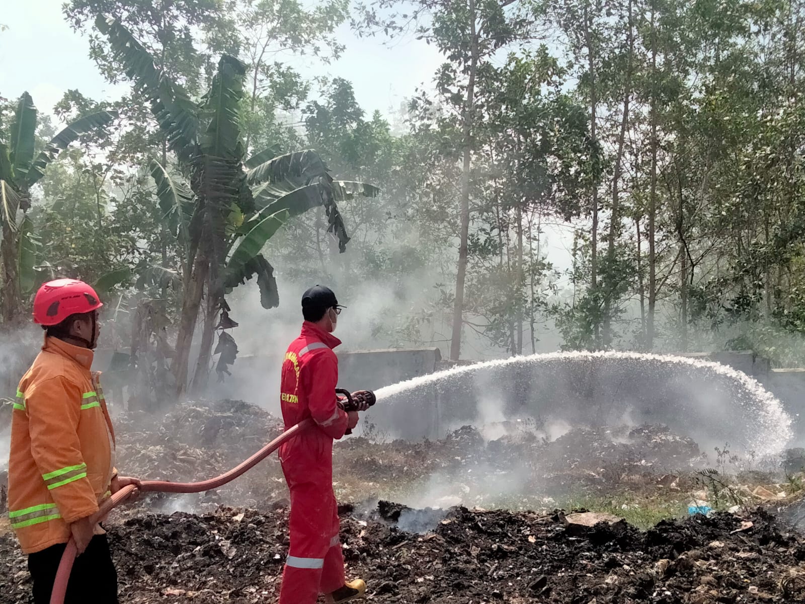 Tempat Pembuangan Akhir Sampah Desa Malabar, Cilacap Terbakar