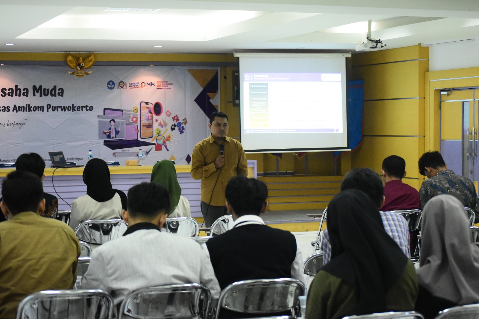 Kemahasiswaan Bersama Inkubator Bisnis Amikom Purwokerto Latih Digital Marketing Ke Mahasiswa