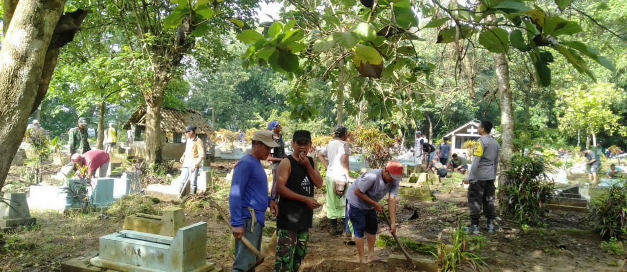 Warga Kuntili Guyub Bersihkan Makam