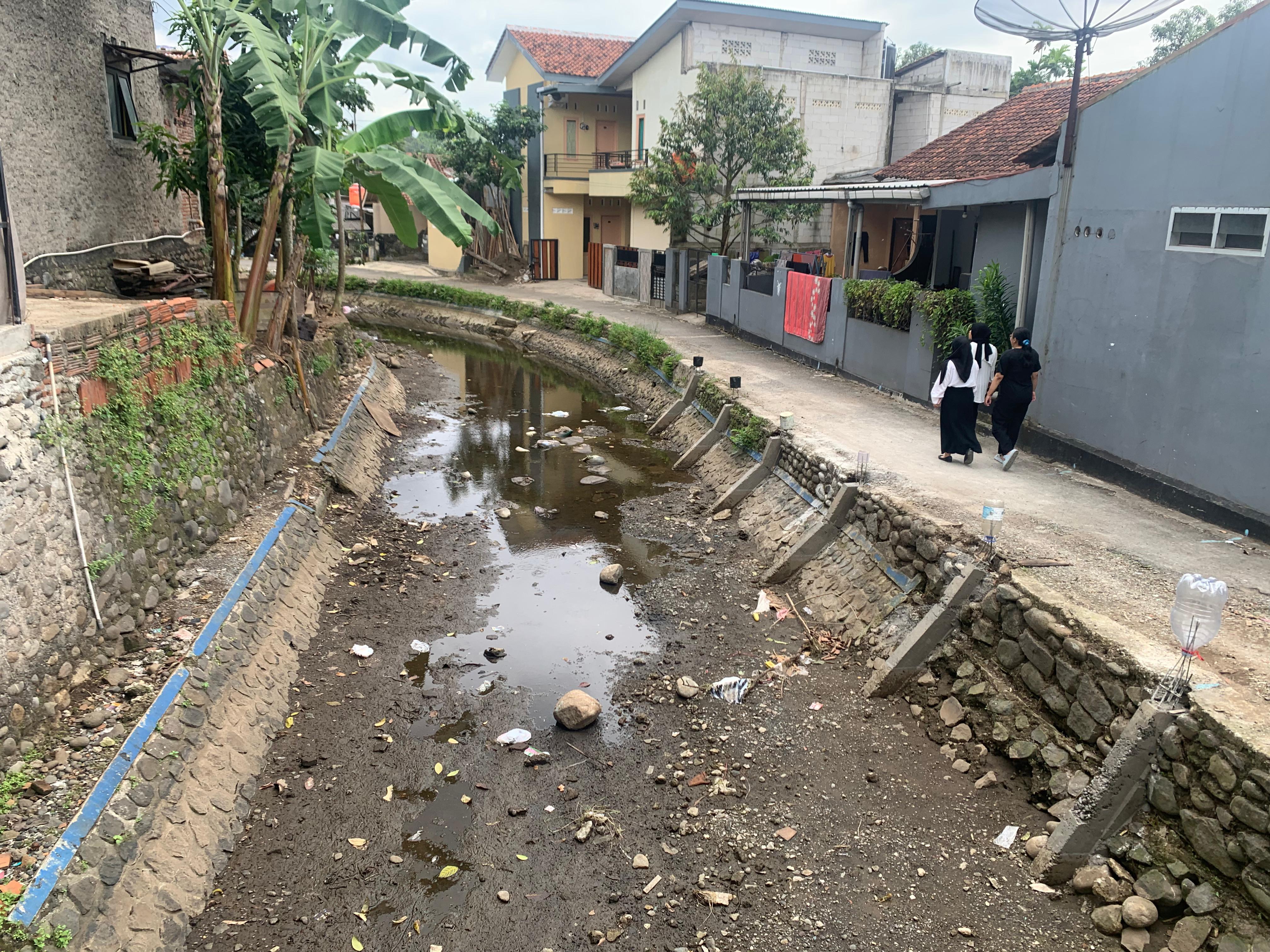 Pengeringan Saluran Irigasi di Tanjung Purwokerto, Kelurahan Belum Terima Surat Resmi