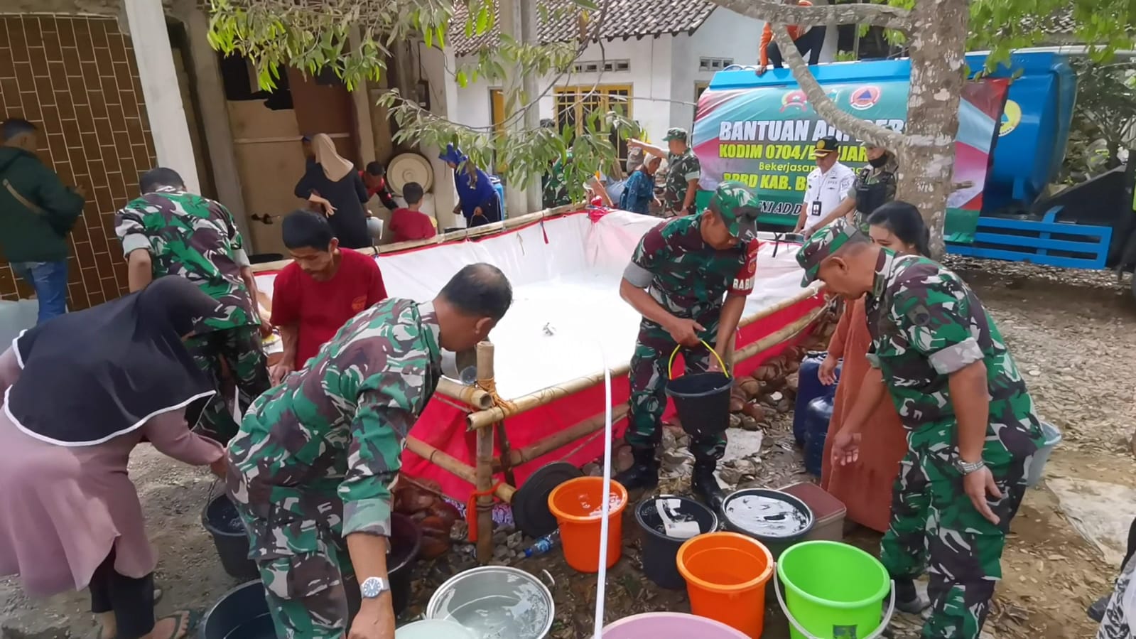 Warga Desa Duren Banjarnegara Antusias Sambut Bantuan 4 Tangki Air Bersih