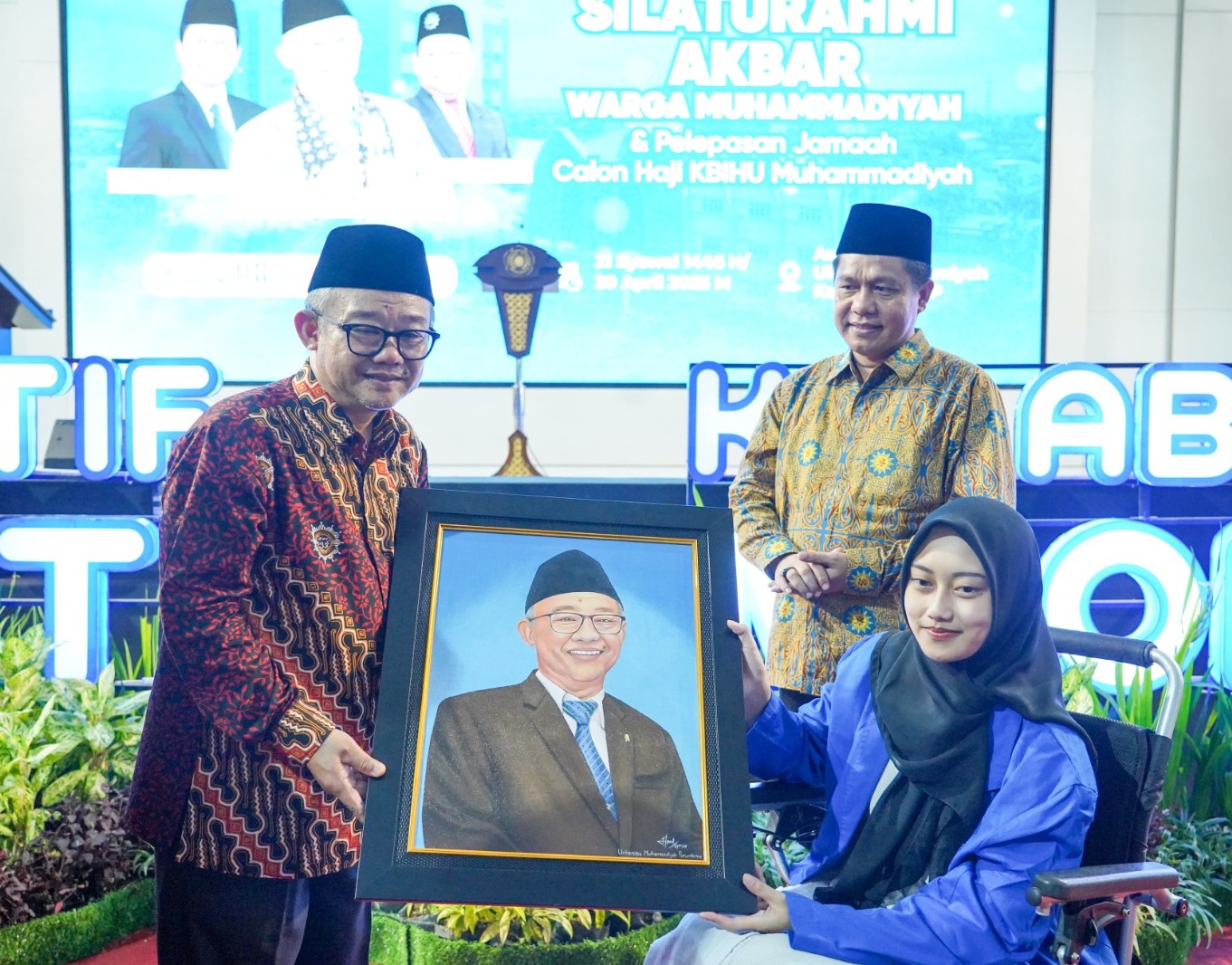 Melukis Harapan dari Kursi Roda: Mahasiswa UMP Persembahkan Karya untuk Menteri Pendidikan RI