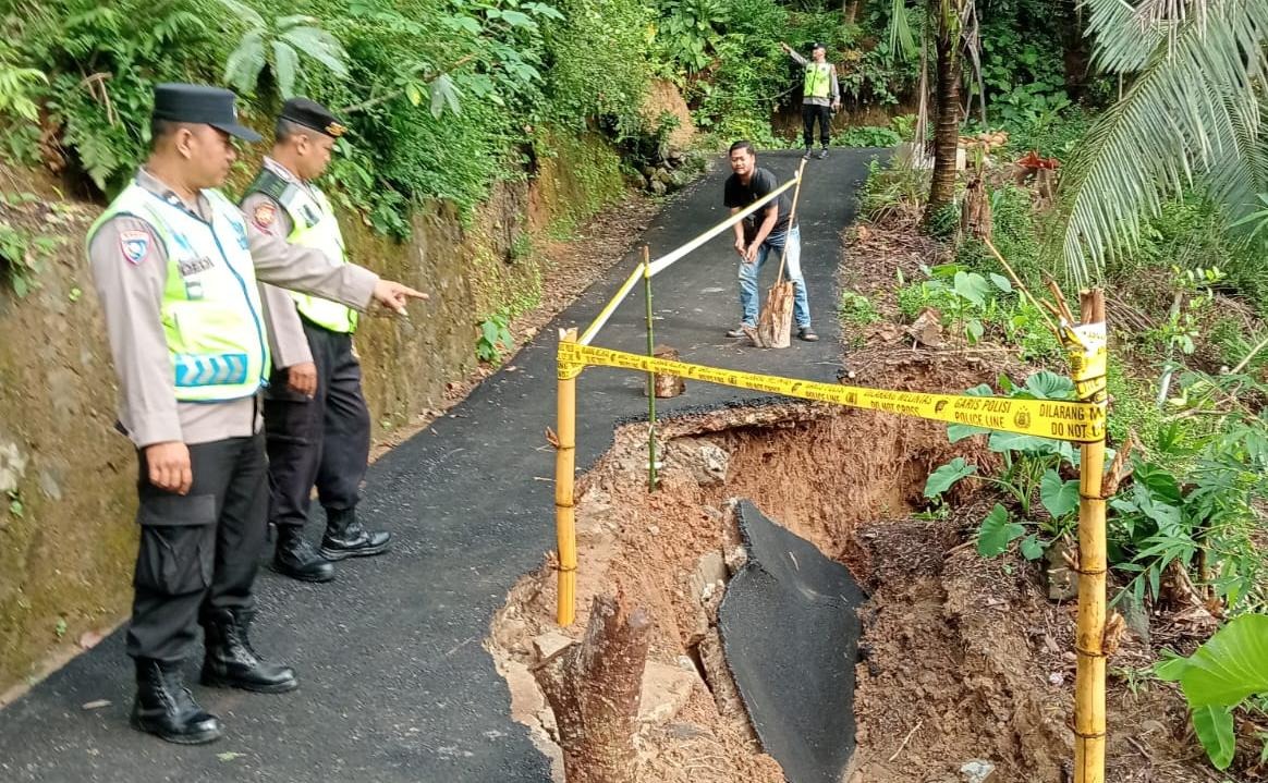 Longsor di Buayan Kebumen, Akses Jalan Desa Rusak Parah