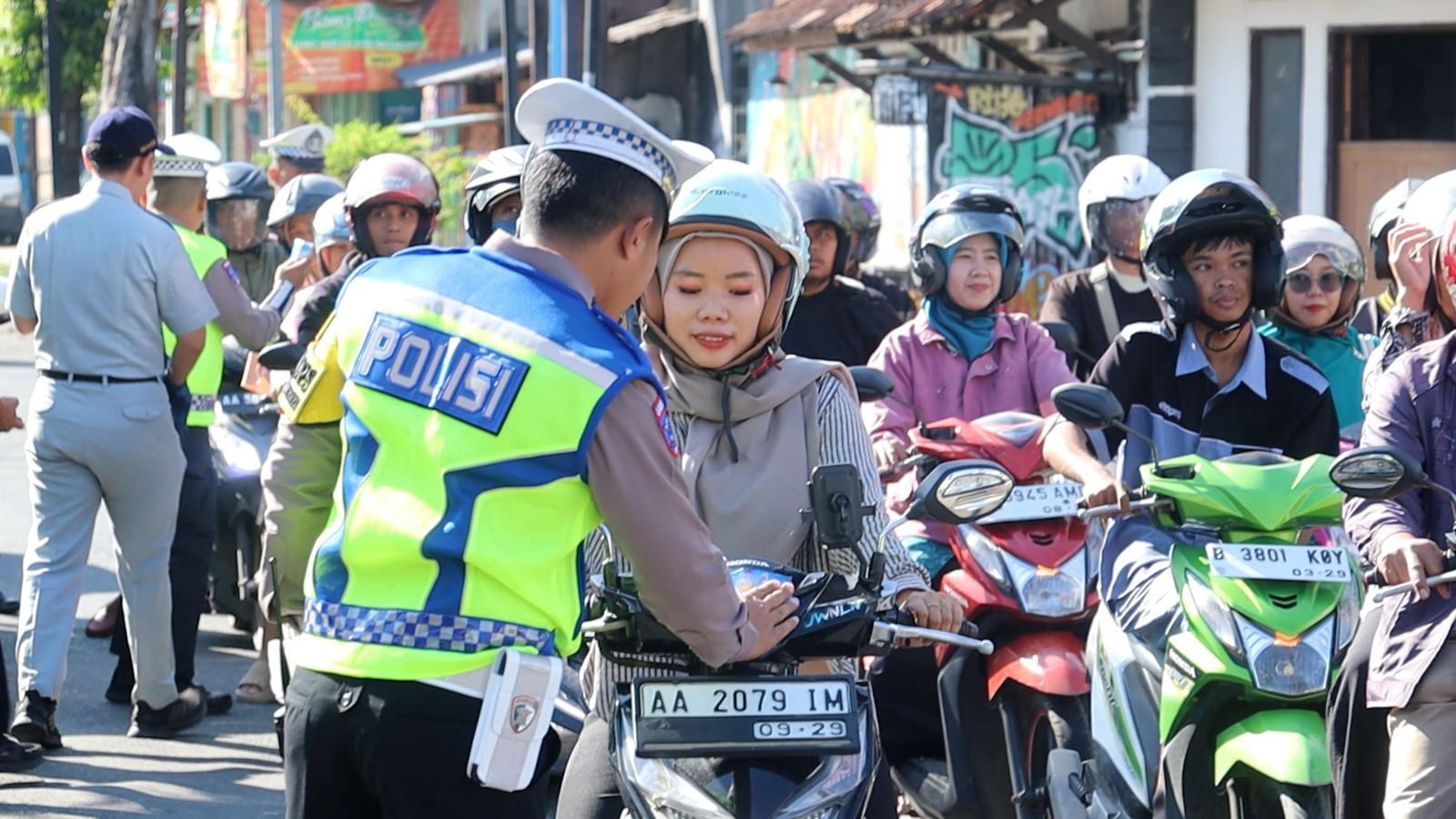 Operasi Candi, Pengendara Tertib di Kebumen Dapat Hadiah dari Polisi