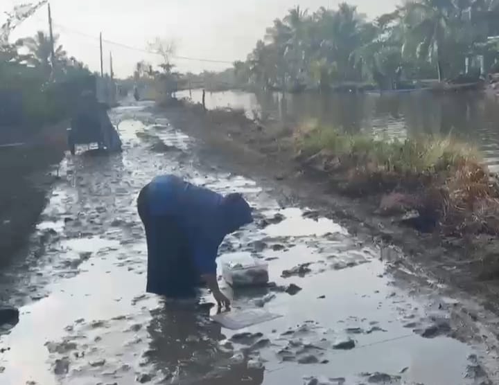 Puluhan Tahun, Akses Jalan di Muara Dua Kampunglaut Rusak