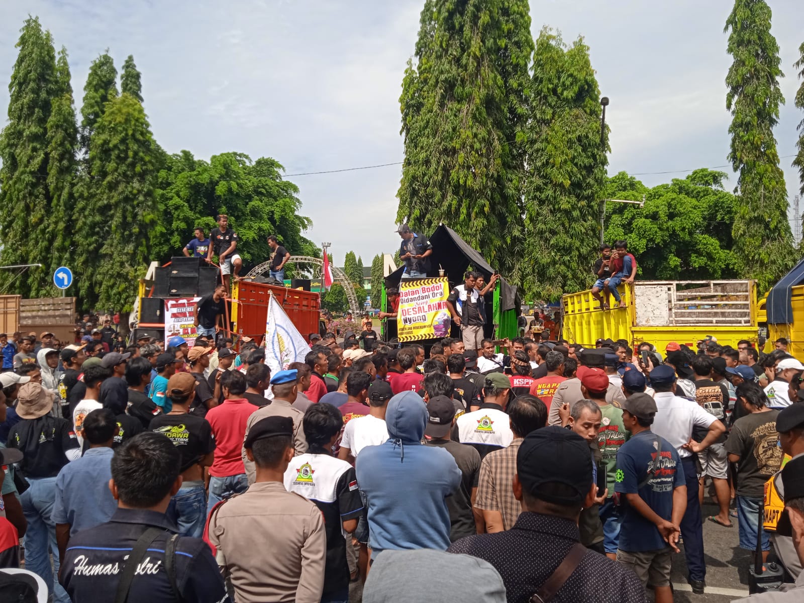 Tuntut Revisi UU LLAJ, Ratusan Sopir Truk Gelar Aksi Protes di Alun-alun Purbalingga 