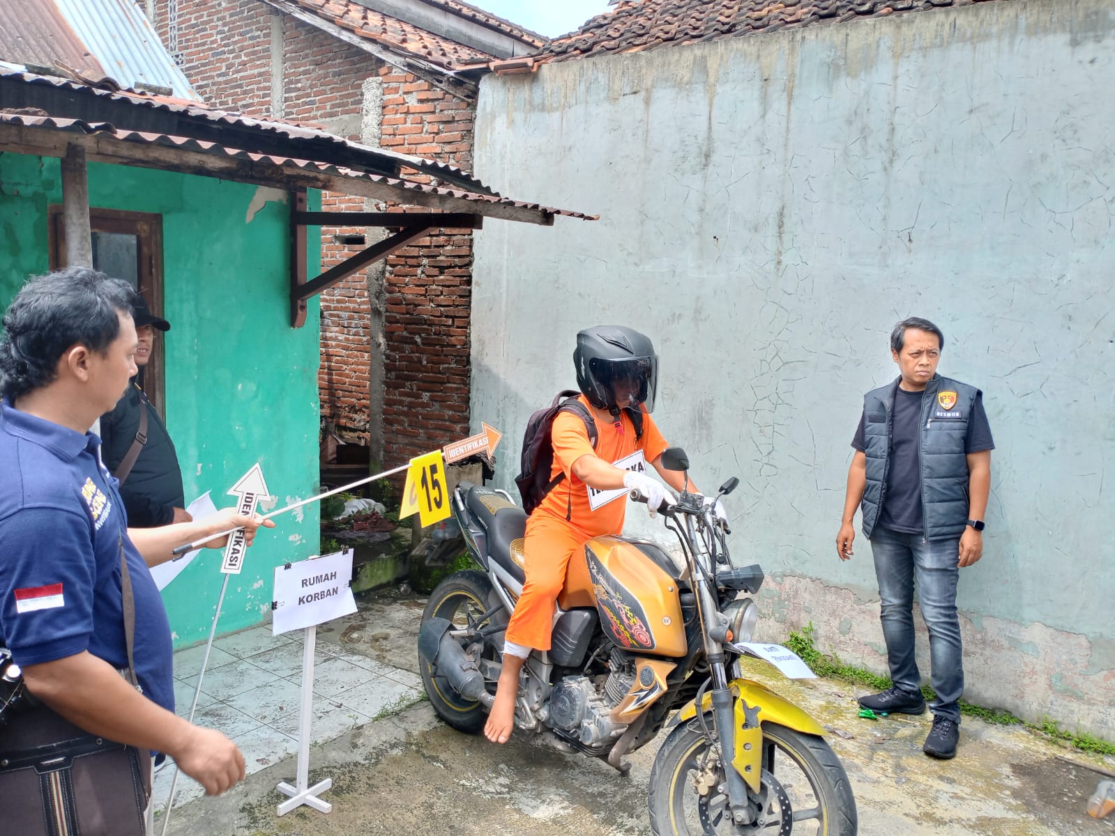 Anak Korban Histeris Saat Rekonstruksi Pembunuhan Wanita di Kelurahan Wirasana