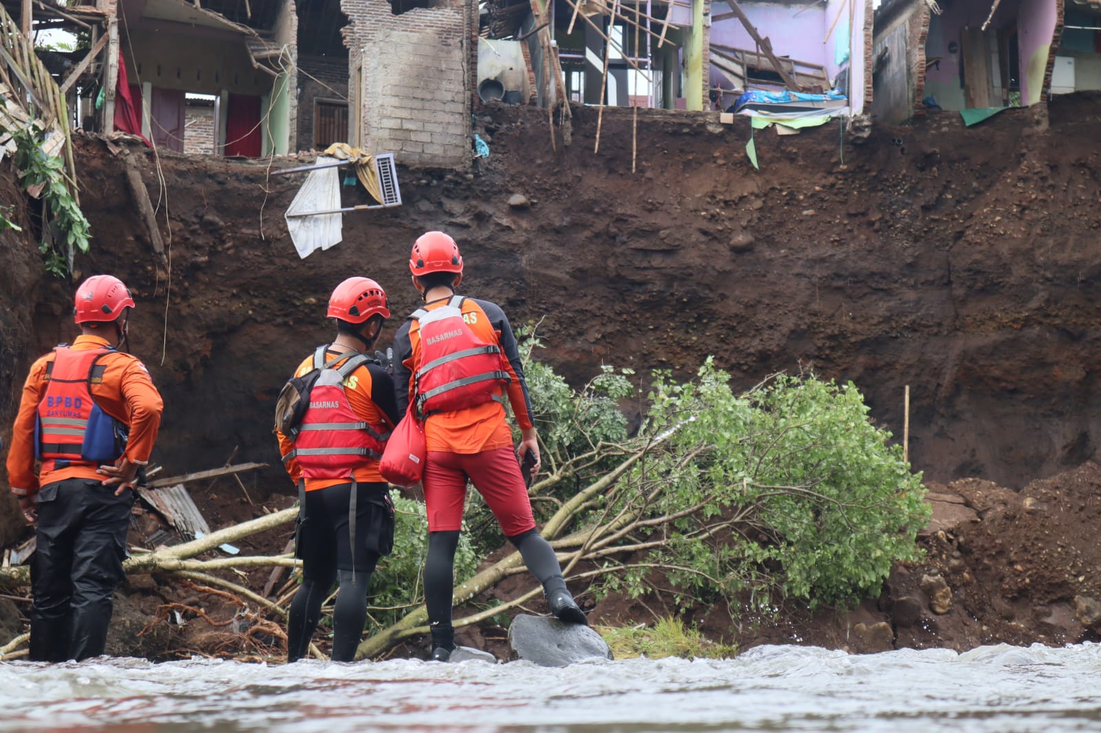 Ini Langkah Penanganan Longsor dan Abrasi Sungai Pelus di Arcawinangun Purwokerto, Akan Ditangani Darurat 