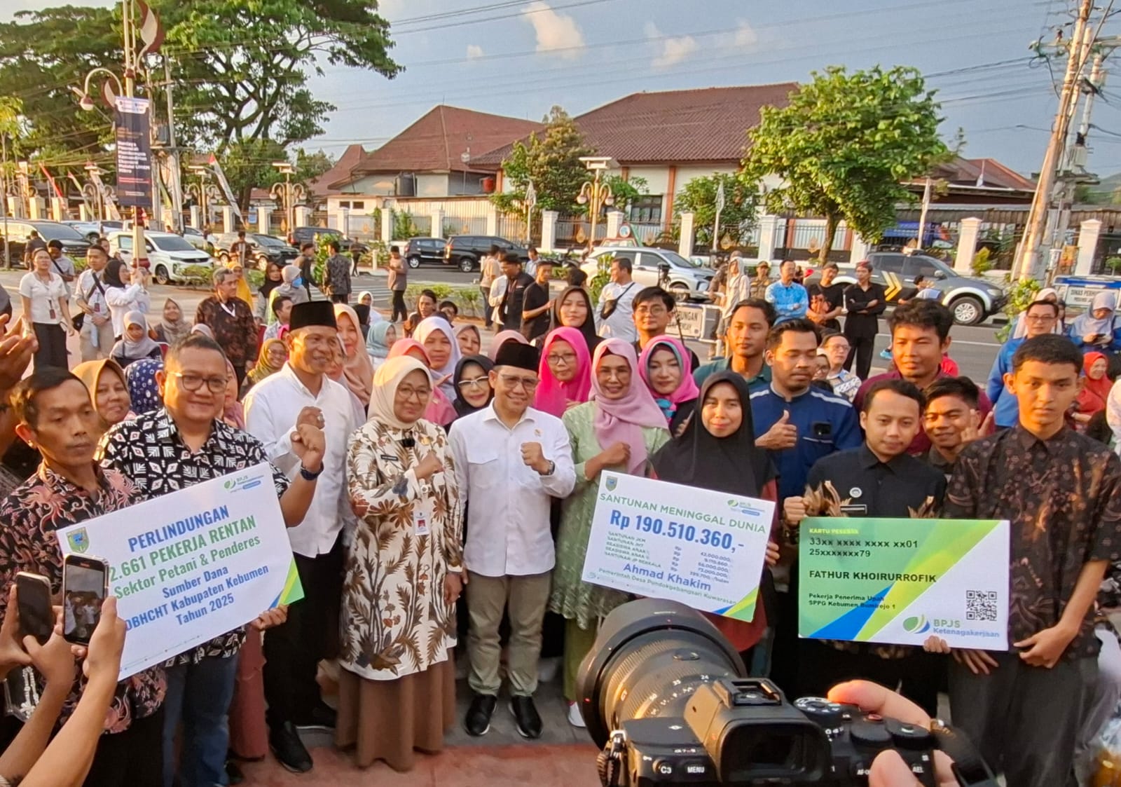 Menko PM Cak Imin, Serahkan Manfaat Jaminan Sosial Ketenagakerjaan dan Perlindungan 2.661 Penderes di Kebumen