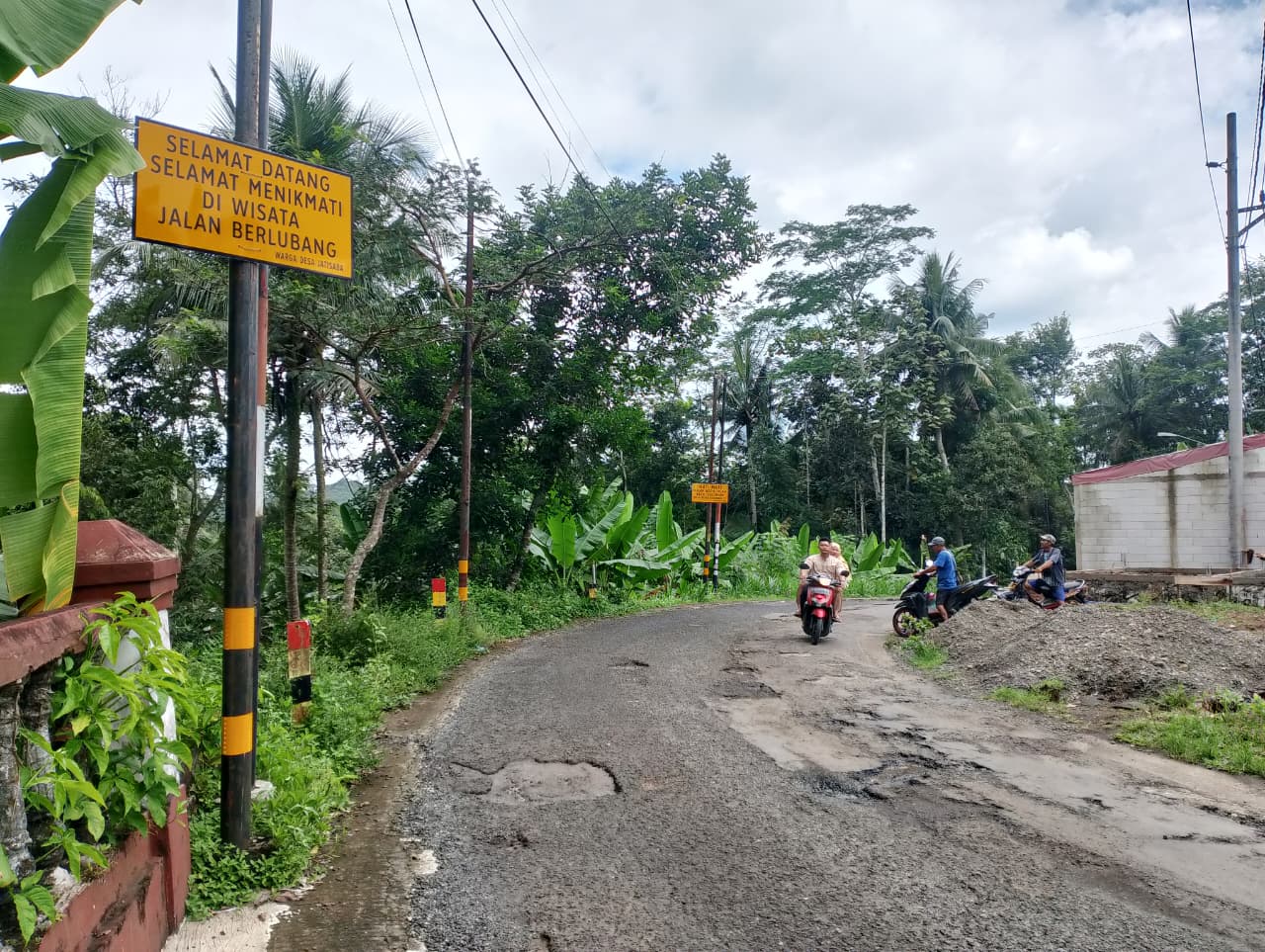 Jalan Jatisaba–Purwojati Banyumas Rusak 10 Tahun, Warga Pasang Peringatan Mandiri
