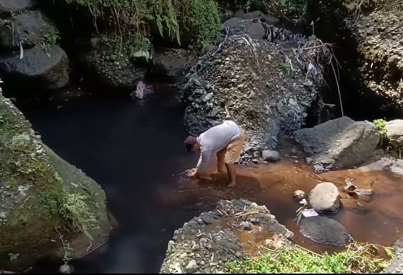 Warga Pujotirto Kebumen Keluhkan Sungai Tercemar 