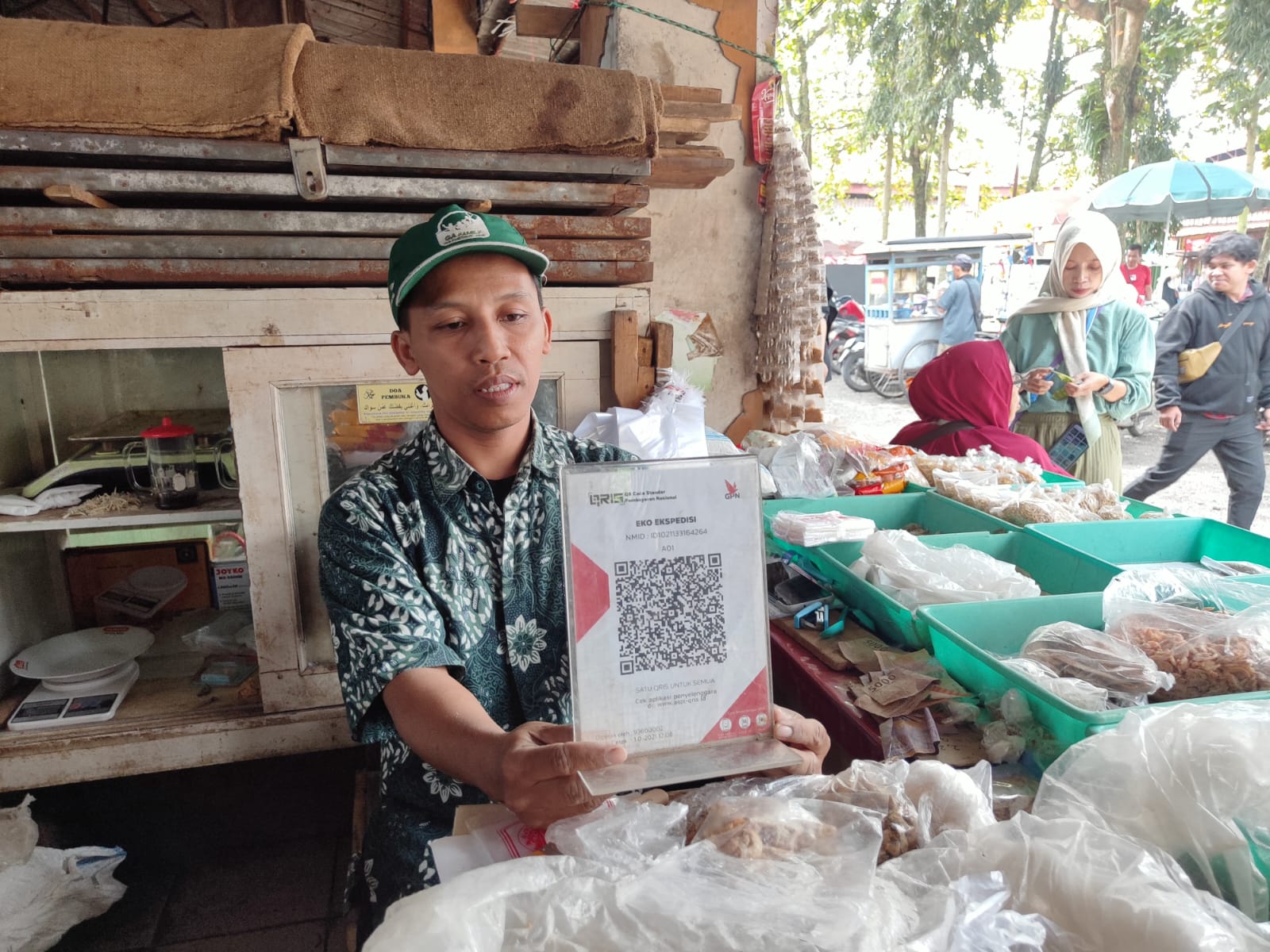 QRIS Sepi Peminat di Pasar Segamas, Pedagang Pilih Tunai