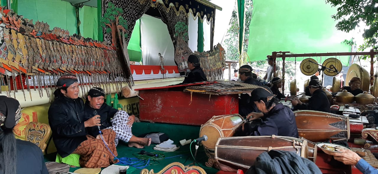 Sinden Harus Laki-Laki, Ruwatan Penganut Kejawen di Tambaknegara Rawalo Meriah