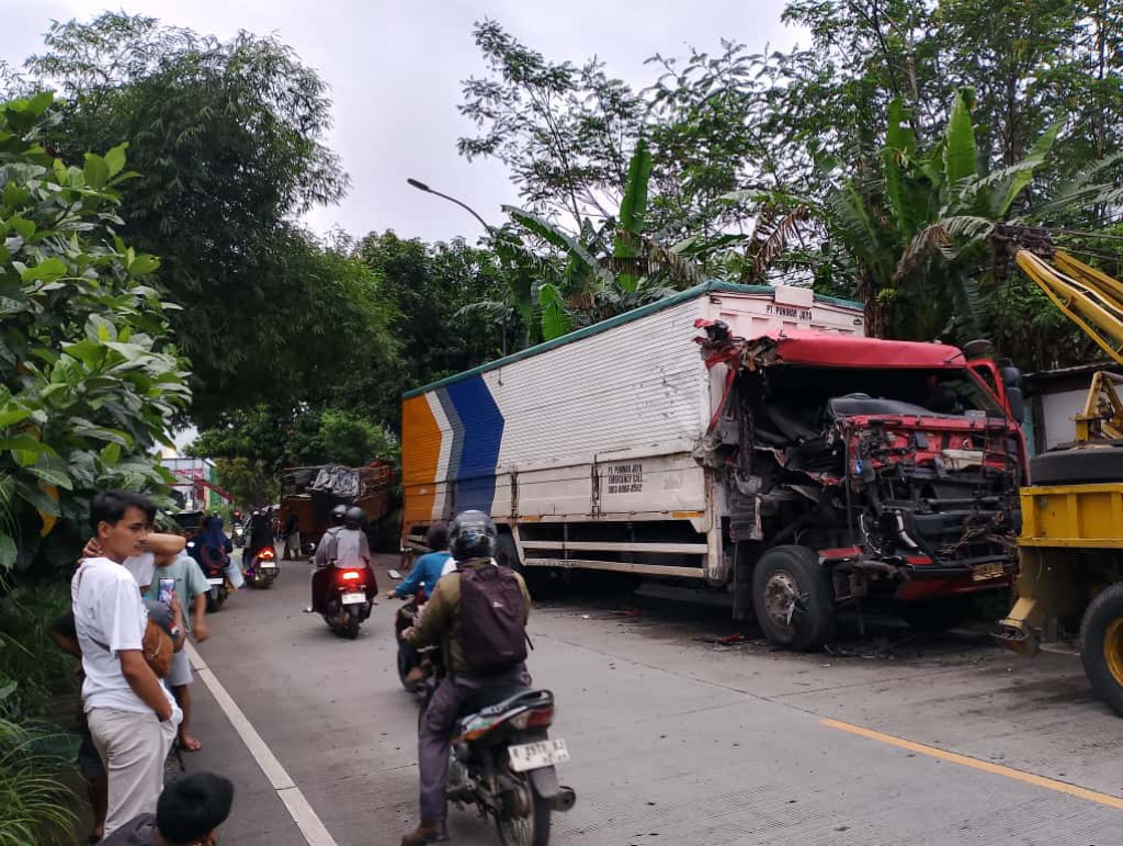 Diduga Mengantuk, Dua Truk Adu Banteng di Ajibarang