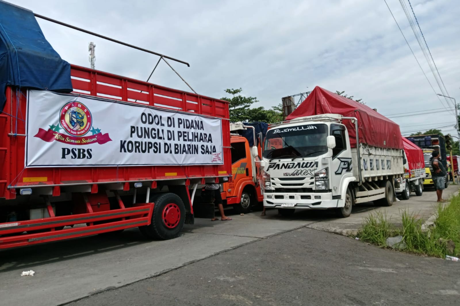 Ratusan Truk Parkir di Jalan Lingkar Ajibarang, Sopir Demo Tolak Kebijakan ODOL