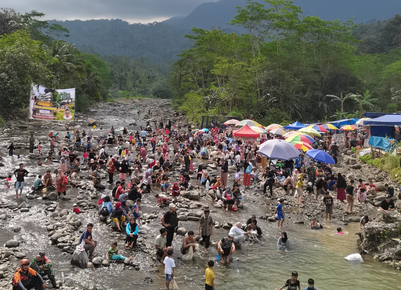 Ribuan Warga Banjarnegara Tumpah Ruah Meriahkan Gramak Iwak di Sungai Gintung